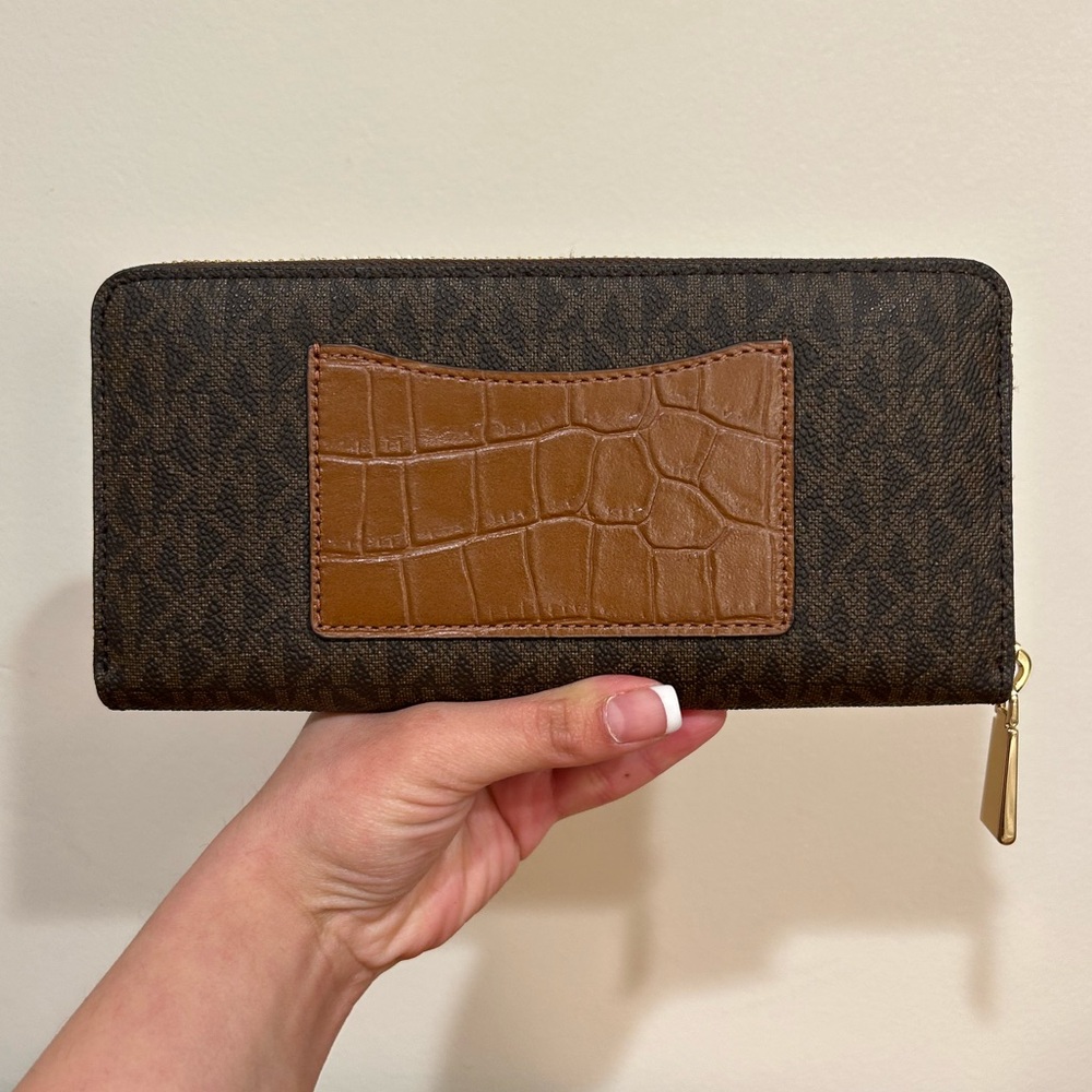 Michael Kors Logo Continental Wallet - Picture 2 of 7